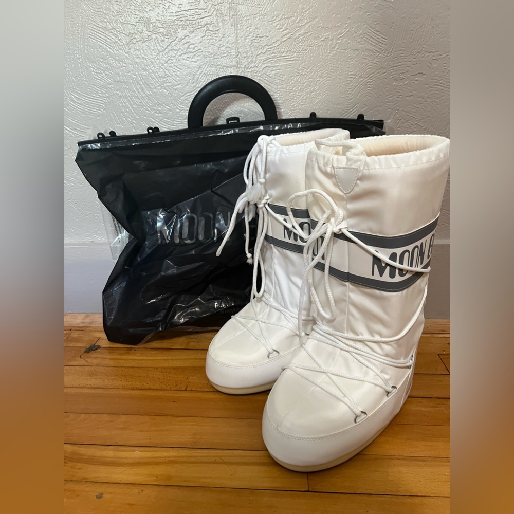 Size 7 White Moon Boots